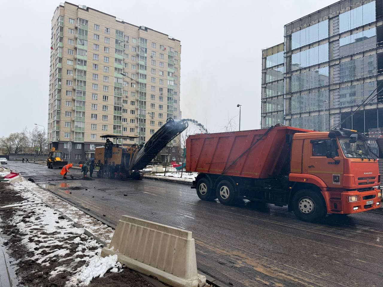 Самосвал с асфальтовой крошкой на стройплощадке