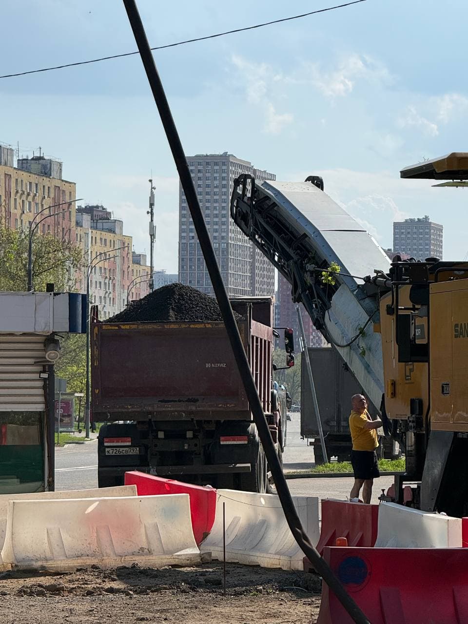 Погрузка асфальтовой крошки экскаватором в Московской области